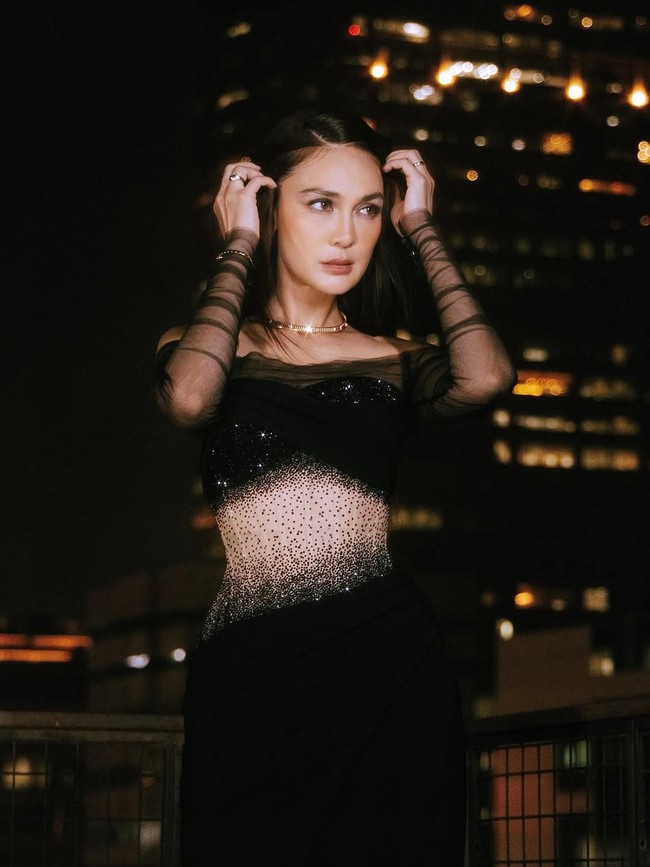 Luna memilih gaya rambut lurus panjang dan makeup minimalis. Membiarkan gaun menjadi bintang utama dari penampilannya malam itu. Foto: Instagram/@hiantjen