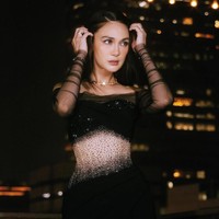 Luna memilih gaya rambut lurus panjang dan makeup minimalis. Membiarkan gaun menjadi bintang utama dari penampilannya malam itu. Foto: Instagram/@hiantjen