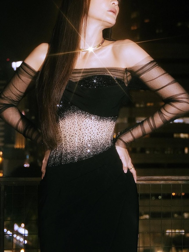 Kalung choker emas dan cincin sederhana menjadi pelengkap sempurna tanpa mengganggu keseluruhan tampilan. Less is definitely more. Foto: Instagram/@hiantjen