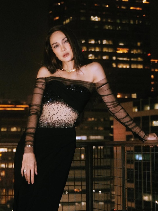 Gaun rancangan desainer Hian Tjen ini memadukan struktur dan kelembutan dengan indah. Draping halus di bagian pinggul memberi proporsi ideal, menciptakan siluet hourglass. Foto: Instagram/@hiantjen