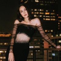 Gaun rancangan desainer Hian Tjen ini memadukan struktur dan kelembutan dengan indah. Draping halus di bagian pinggul memberi proporsi ideal, menciptakan siluet hourglass. Foto: Instagram/@hiantjen