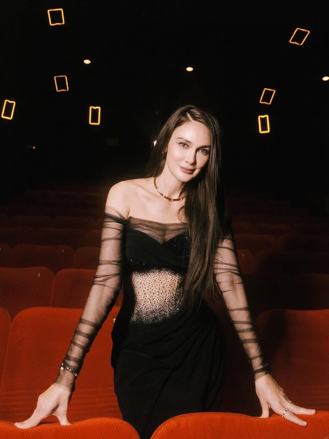 Detail payet dan permainan siluet dengan ilusi transparan pada bagian torso tampak begitu artistik. Paduan bahan tulle sheer di bagian lengan memberi kesan modern dan edgy. Foto: Instagram/@hiantjen