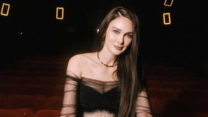 Luna Maya Memukau di Premiere Jalan Pulang, Aura Seksi-Femme Fatale Terpancar