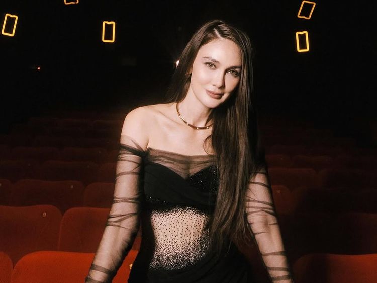 Luna Maya Memukau di Premiere Jalan Pulang, Aura Seksi-Femme Fatale Terpancar