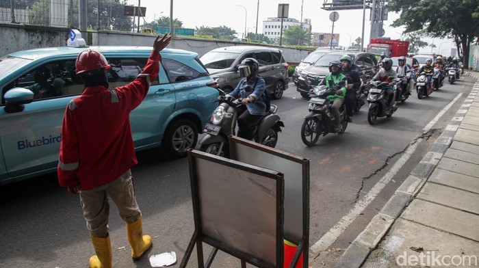 Usai libur panjang Idul Adha, aktivitas masyarakat di Ibu Kota kembali normal. Namun, hal ini juga diiringi dengan ‘menu wajib’ pagi hari: kemacetan. Salah satu titik yang terdampak adalah ruas Jalan TB Simatupang, tepatnya di kawasan Kebagusan arah Ragunan, Jakarta Selatan.