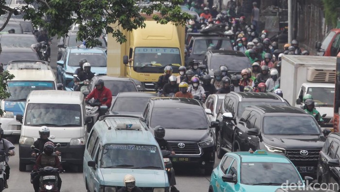 Usai libur panjang Idul Adha, aktivitas masyarakat di Ibu Kota kembali normal. Namun, hal ini juga diiringi dengan ‘menu wajib’ pagi hari: kemacetan. Salah satu titik yang terdampak adalah ruas Jalan TB Simatupang, tepatnya di kawasan Kebagusan arah Ragunan, Jakarta Selatan.