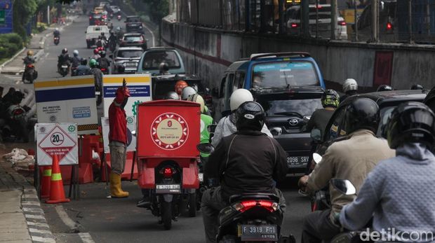 Usai libur panjang Idul Adha, aktivitas masyarakat di Ibu Kota kembali normal. Namun, hal ini juga diiringi dengan 'menu wajib' pagi hari: kemacetan. Salah satu titik yang terdampak adalah ruas Jalan TB Simatupang, tepatnya di kawasan Kebagusan arah Ragunan, Jakarta Selatan.