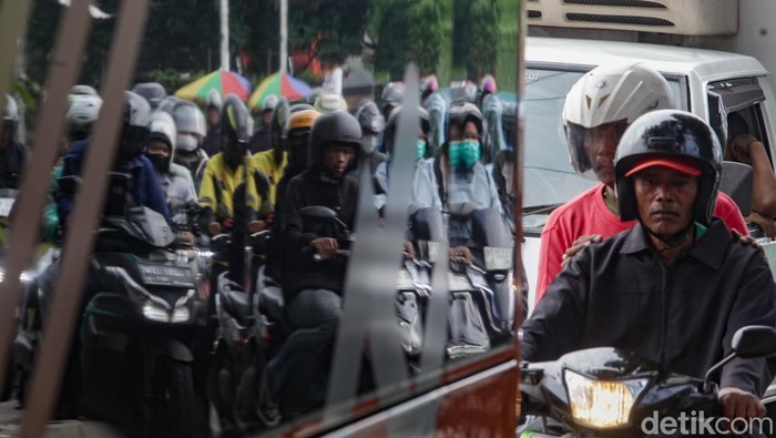 Usai libur panjang Idul Adha, aktivitas masyarakat di Ibu Kota kembali normal. Namun, hal ini juga diiringi dengan ‘menu wajib’ pagi hari: kemacetan. Salah satu titik yang terdampak adalah ruas Jalan TB Simatupang, tepatnya di kawasan Kebagusan arah Ragunan, Jakarta Selatan.