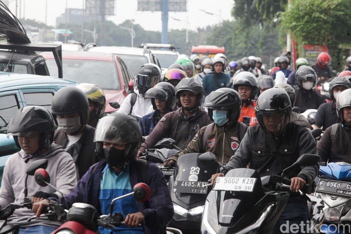 Usai libur panjang Idul Adha, aktivitas masyarakat di Ibu Kota kembali normal. Namun, hal ini juga diiringi dengan ‘menu wajib’ pagi hari: kemacetan. Salah satu titik yang terdampak adalah ruas Jalan TB Simatupang, tepatnya di kawasan Kebagusan arah Ragunan, Jakarta Selatan.