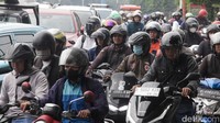 Kendaraan, terutama sepeda motor, tampak berusaha mencari celah dengan menyerobot lajur, membuat lalu lintas semakin semrawut.