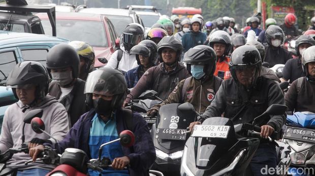 Usai libur panjang Idul Adha, aktivitas masyarakat di Ibu Kota kembali normal. Namun, hal ini juga diiringi dengan 'menu wajib' pagi hari: kemacetan. Salah satu titik yang terdampak adalah ruas Jalan TB Simatupang, tepatnya di kawasan Kebagusan arah Ragunan, Jakarta Selatan.