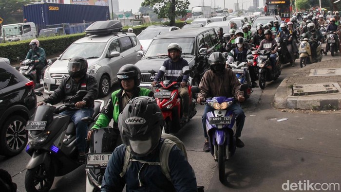 Usai libur panjang Idul Adha, aktivitas masyarakat di Ibu Kota kembali normal. Namun, hal ini juga diiringi dengan ‘menu wajib’ pagi hari: kemacetan. Salah satu titik yang terdampak adalah ruas Jalan TB Simatupang, tepatnya di kawasan Kebagusan arah Ragunan, Jakarta Selatan.