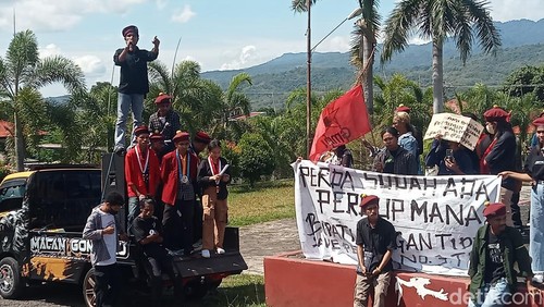Mahasiswa berunjuk rasa di depan Kantor Bupati Flores Timur, Selasa (10/6/2025).