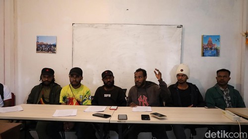 Yuberthinus dan teman-temannya menceritakan kronologis teror paket berisi bangkai kepala babi di kantor LBH Bali, Selasa (10/6/2025). (Aryo Mahendro/detikBali).