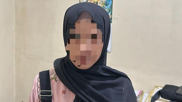 Mahasiswi inisial ST saat diamankan polisi terkait kasus uang palsu.