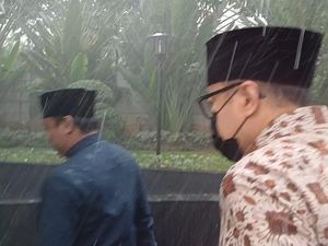 Eks Pejabat Pajak Tersangka KPK Terobos Hujan Deras Usai Diperiksa