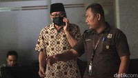 Haniv menggunakan jabatan dan jejaringnya dalam mencari sponsor untuk keperluan bisnis anaknya. Dia mengirimkan email permintaan bantuan modal kepada sejumlah pengusaha yang merupakan wajib pajak.