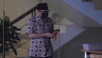 Tersangka kasus dugaan penerimaan gratifikasi Muhammad Haniv berjalan keluar usai menjalani pemeriksaan di Gedung Merah Putih KPK, Jakarta, Selasa (10/6/2025). Haniv sendiri sempat diperiksa KPK pada Jumat (7/3). Saat itu, dirinya bungkam terkait pemeriksaannya.