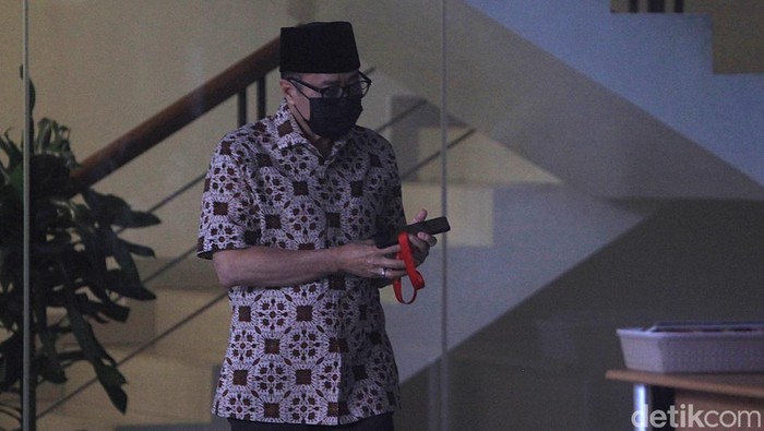 KPK mengusut kasus dugaan gratifikasi mantan Kakanwil DJP Jakarta Khusus Muhammad Haniv (MH). Hari ini KPK memeriksa kembali Muhammad Haniv.