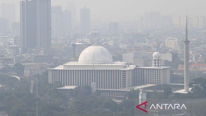 Masjid Istiqlal yang tertutup polusi di Jakarta. ANTARA FOTO/Akbar Nugroho Gumay/foc/pri.