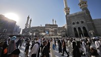 Suasana di Masjidil Haram terlihat penuh khidmat. Jemaah berjalan mengelilingi Kabah dengan tertib, mengikuti petunjuk petugas dan menjaga kekhusyukan ibadah meski dalam kondisi cuaca yang cukup terik. ANTARA FOTO/Andika Wahyu