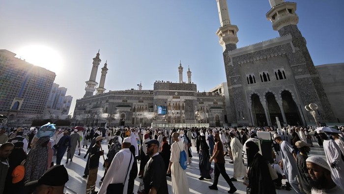 Jamaah haji dari berbagai negara berjalan di Masjidil Haram, Makkah, Arab Saudi, Senin (9/6/2025). Jamaah haji dari berbagai negara kembali memadati Masjidil Haram untuk menyelesaikan rangkaian ibadah haji seperti Tawaf Ifadah pada hari Tasyrik yakni 10-13 Dzulhijah. ANTARA FOTO/Andika Wahyu