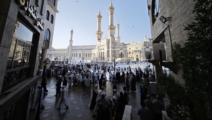 Jamaah haji dari berbagai negara berjalan di Masjidil Haram, Makkah, Arab Saudi, Senin (9/6/2025). Jamaah haji dari berbagai negara kembali memadati Masjidil Haram untuk menyelesaikan rangkaian ibadah haji seperti Tawaf Ifadah pada hari Tasyrik yakni 10-13 Dzulhijah. ANTARA FOTO/Andika Wahyu