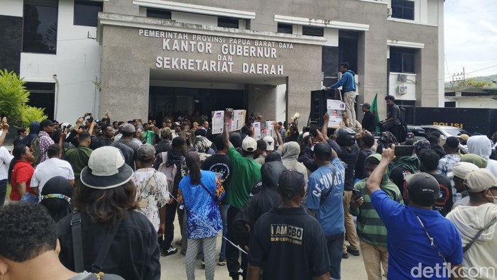 Massa demo terkait aktivitas tambang nikel di Raja Ampat.