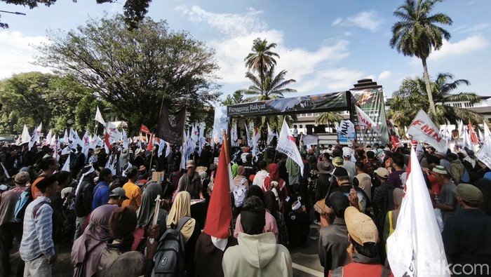 Massa unjuk rasa Hari Lingkungan Hidup Sedunia di depan Gedung Sate, Kota Bandung, Selasa (10/6/2025).