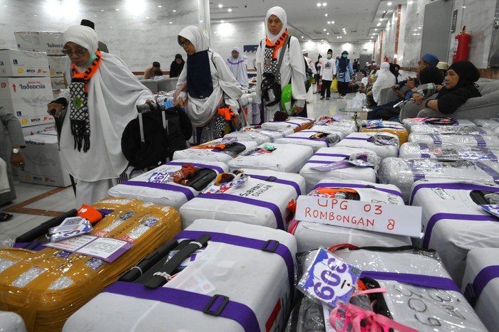 Jamaah haji Indonesia berjalan sambil mendorong kopernya menuju bus saat pemulangan di Hotel Moro Alalameyah, Makkah, Arab Saudi, Selasa (10/6/2025). Sebanyak tujuh kloter jamaah haji Indonesia gelombang I yang sudah tiba di Madinah pada awal Mei 2025, akan pulang ke tanah air pada 11 Juni 2025 yakni Kloter 01 Embarkasi Ujung Pandang (UPG 01), Kloter 01 Embarkasi Lombok (LOP 01), Kloter 01 Embarkasi Pondok Gede Jakarta (JKG 01), Kloter 02 Embarkasi Ujung Pandang (UPG 02), Kloter 01 Embarkasi Surabaya (SUB 01), Kloter 02 Embarkasi Surabaya (SUB 02), dan Kloter 01 Embarkasi Jakarta (JKS 01). ANTARA FOTO/Andika Wahyu/foc.