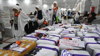 Petugas mendata jamaah haji Indonesia saat pemulangan di Hotel Moro Alalameyah, Makkah, Arab Saudi, Selasa (10/6/2025). Foto: ANTARA FOTO/Andika Wahyu