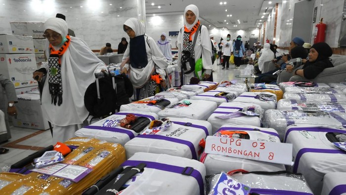 Jamaah haji Indonesia berjalan sambil mendorong kopernya menuju bus saat pemulangan di Hotel Moro Alalameyah, Makkah, Arab Saudi, Selasa (10/6/2025). Sebanyak tujuh kloter jamaah haji Indonesia gelombang I yang sudah tiba di Madinah pada awal Mei 2025, akan pulang ke tanah air pada 11 Juni 2025 yakni Kloter 01 Embarkasi Ujung Pandang (UPG 01), Kloter 01 Embarkasi Lombok (LOP 01), Kloter 01 Embarkasi Pondok Gede Jakarta (JKG 01), Kloter 02 Embarkasi Ujung Pandang (UPG 02), Kloter 01 Embarkasi Surabaya (SUB 01), Kloter 02 Embarkasi Surabaya (SUB 02), dan Kloter 01 Embarkasi Jakarta (JKS 01). ANTARA FOTO/Andika Wahyu/foc.
