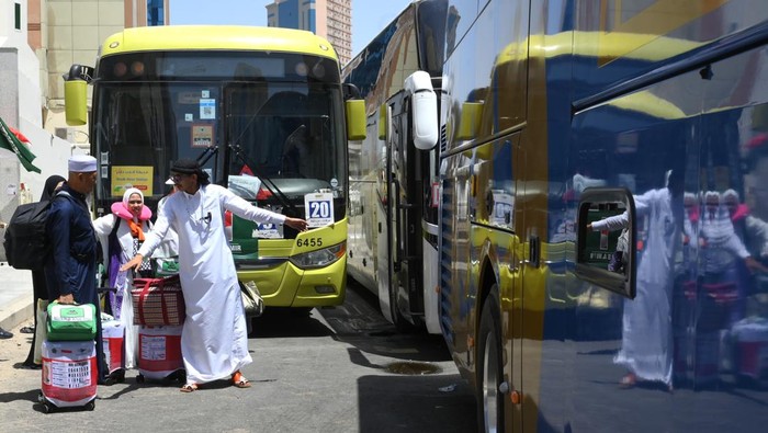 Jamaah haji Indonesia berjalan sambil mendorong kopernya menuju bus saat pemulangan di Hotel Moro Alalameyah, Makkah, Arab Saudi, Selasa (10/6/2025). Sebanyak tujuh kloter jamaah haji Indonesia gelombang I yang sudah tiba di Madinah pada awal Mei 2025, akan pulang ke tanah air pada 11 Juni 2025 yakni Kloter 01 Embarkasi Ujung Pandang (UPG 01), Kloter 01 Embarkasi Lombok (LOP 01), Kloter 01 Embarkasi Pondok Gede Jakarta (JKG 01), Kloter 02 Embarkasi Ujung Pandang (UPG 02), Kloter 01 Embarkasi Surabaya (SUB 01), Kloter 02 Embarkasi Surabaya (SUB 02), dan Kloter 01 Embarkasi Jakarta (JKS 01). ANTARA FOTO/Andika Wahyu/foc.