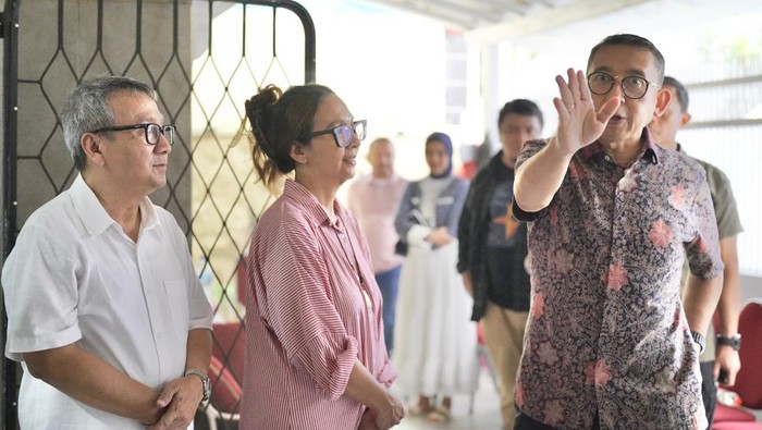 Menteri Kebudayaan Fadli Zon meninjau kediaman keluarga (Alm) Bing Slamet, di Jakarta Pusat. Kedatangan kali ini bertujuan untuk menindaklanjuti rencana dijadikannya Museum Bing Slamet, sebagai bentuk penghormatan dan mengharapkan dukungan serta kolaborasi dari berbagai sektor.