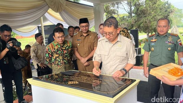 Menteri Kebudayaan Fadli Zon meresmikan Pusat Informasi Majapahit jadi Museum Majapahit.