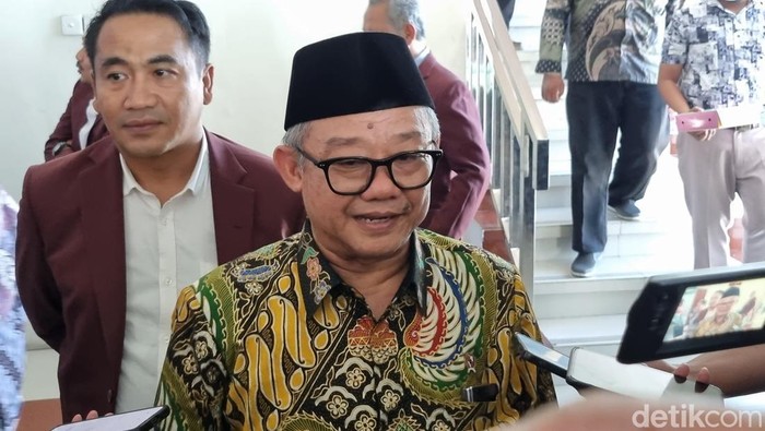 Menteri Pendidikan Dasar dan Menengah (Mendikdasmen) Abdul Muti di UM Surabaya.