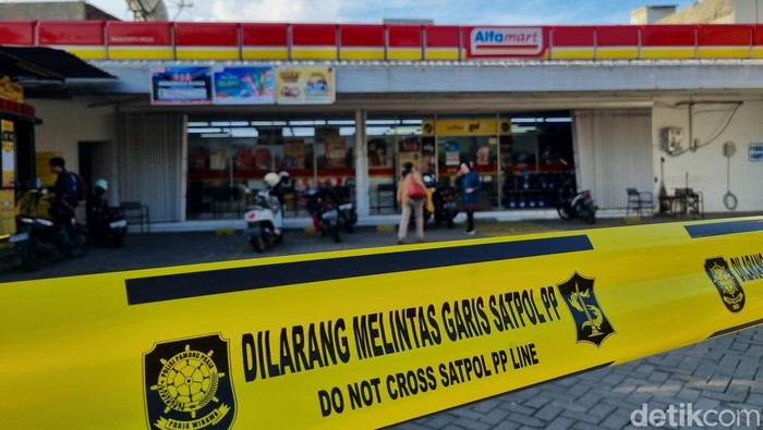 Minimarket di Jalan Dharmahusada yang disegel karena tak sediakan jukir resmi berompi.