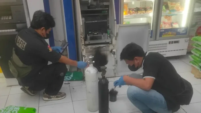 Minimarket di Kota Depok, Jawa Barat (Jabar), dibobol oleh pencuri. Pelaku sempat ingin menguras isi duit dalam mesin ATM namun gagal. (dok Polsek Bojongsari)