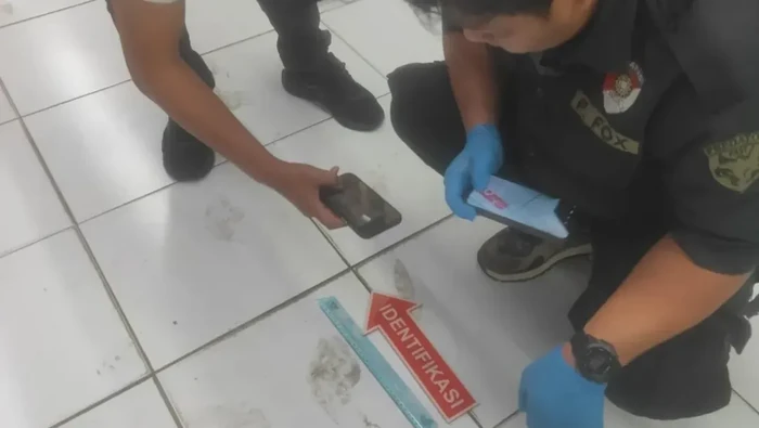 Minimarket di Kota Depok, Jawa Barat (Jabar), dibobol oleh pencuri. Pelaku sempat ingin menguras isi duit dalam mesin ATM namun gagal. (dok Polsek Bojongsari)