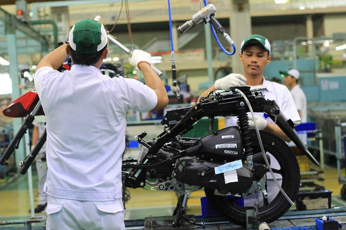 Motor Honda lagi dirakit di pabrik.