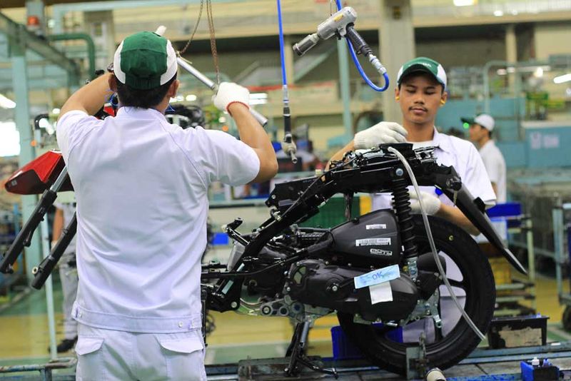 Motor Honda lagi dirakit di pabrik.