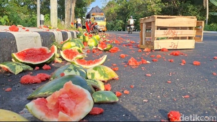 Kondisi muatan semangka yang berceceran di jalan pascainsiden kecelakaan mobil pikap di Temon, Kulon Progo, Selasa (10/6/2025)