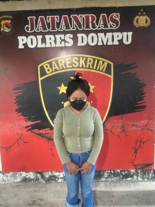 Mucikari di Dompu yang ditangkap usai jual gadis 13 tahun. (Dok Polres Dompu)