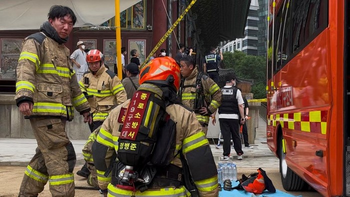 Museum Buddha Pusat di Seoul Terbakar, Asap Pekat Menyelimuti Kuil Jogye Langit di atas kawasan religius Kuil Jogye, jantung spiritual Buddha di Korea Selatan, mendadak menghitam diselimuti asap tebal, Selasa (10/6/2025). Kebakaran hebat melanda gedung Museum Buddha Pusat yang berada tepat di sebelah kuil tersebut, memicu kepanikan dan duka di tengah masyarakat. REUTERS/Josh Smith