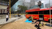 Kebakaran hebat melanda gedung Museum Buddha Pusat yang berada tepat di sebelah kuil tersebut, memicu kepanikan dan duka di tengah masyarakat. REUTERS/Josh Smith