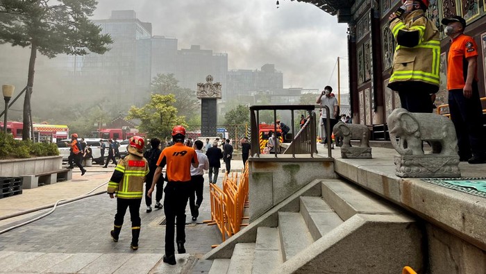 Langit di atas kawasan religius Kuil Jogye, jantung spiritual Buddha di Korea Selatan, mendadak menghitam diselimuti asap tebal, Selasa (10/6/2025). Kebakaran hebat melanda gedung Museum Buddha Pusat yang berada tepat di sebelah kuil tersebut, memicu kepanikan dan duka di tengah masyarakat. REUTERS/Josh Smith