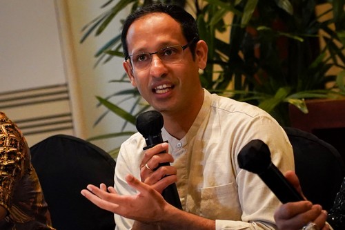 Mantan Menteri Pendidikan, Kebudayaan, Riset, dan Teknologi (Mendikbudristek) Nadiem Makarim (tengah) didampingi kuasa hukum  Hotman Paris (kanan) dan Mohamad Ali Nurdin (kiri) menjawab pertanyaan wartawan terkait isu pengadaan chromebook di Jakarta, Selasa (10/6/2025). Dalam klarifikasi tersebut mantan Mendikbudristek Nadiem Makarim menyatakan bersikap terbuka dan kooperatif terhadap proses hukum yang sedang berlangsung terkait dugaan penyimpangan dalam program pengadaan perangkat Teknologi Informasi dan Komunikasi (TIK) untuk sekolah. ANTARA FOTO/Ferlian Septa Wahyusa/nz