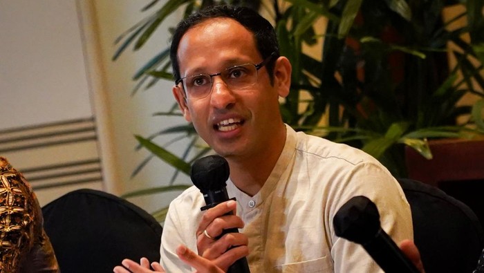 Mantan Menteri Pendidikan, Kebudayaan, Riset, dan Teknologi (Mendikbudristek) Nadiem Makarim (tengah) didampingi kuasa hukum  Hotman Paris (kanan) dan Mohamad Ali Nurdin (kiri) menjawab pertanyaan wartawan terkait isu pengadaan chromebook di Jakarta, Selasa (10/6/2025). Dalam klarifikasi tersebut mantan Mendikbudristek Nadiem Makarim menyatakan bersikap terbuka dan kooperatif terhadap proses hukum yang sedang berlangsung terkait dugaan penyimpangan dalam program pengadaan perangkat Teknologi Informasi dan Komunikasi (TIK) untuk sekolah. ANTARA FOTO/Ferlian Septa Wahyusa/nz