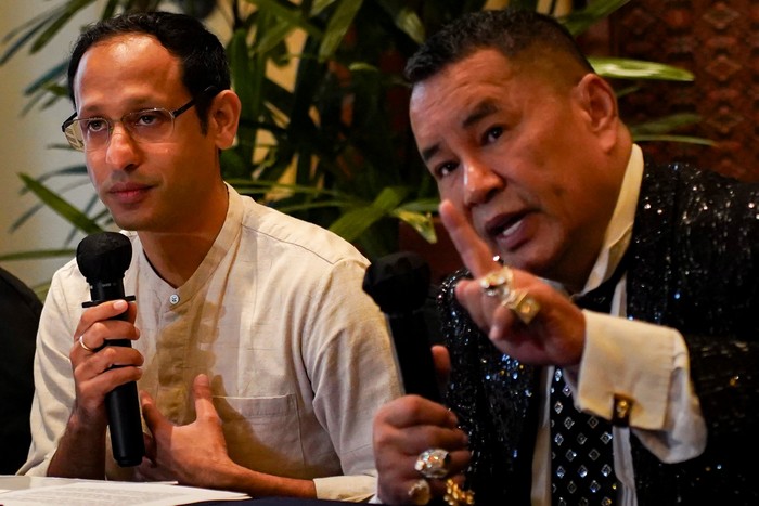 Mantan Menteri Pendidikan, Kebudayaan, Riset, dan Teknologi (Mendikbudristek) Nadiem Makarim (tengah) didampingi kuasa hukum  Hotman Paris (kanan) dan Mohamad Ali Nurdin (kiri) menjawab pertanyaan wartawan terkait isu pengadaan chromebook di Jakarta, Selasa (10/6/2025). Dalam klarifikasi tersebut mantan Mendikbudristek Nadiem Makarim menyatakan bersikap terbuka dan kooperatif terhadap proses hukum yang sedang berlangsung terkait dugaan penyimpangan dalam program pengadaan perangkat Teknologi Informasi dan Komunikasi (TIK) untuk sekolah. ANTARA FOTO/Ferlian Septa Wahyusa/nz