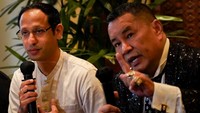 Mantan Menteri Pendidikan, Kebudayaan, Riset, dan Teknologi (Mendikbudristek) Nadiem Makarim (kiri) bersama kuasa hukum Hotman Paris (kanan) menjawab pertanyaan wartawan terkait isu pengadaan chromebook di Jakarta, Selasa (10/6/2025). ANTARA FOTO/I Gede Ferlian Septa Wahyusa
